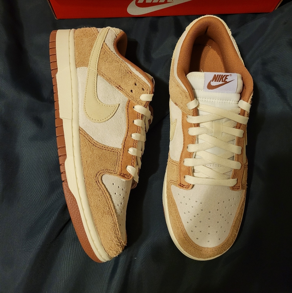 Brand new ds nike dunk low medium curry size 9 men's.